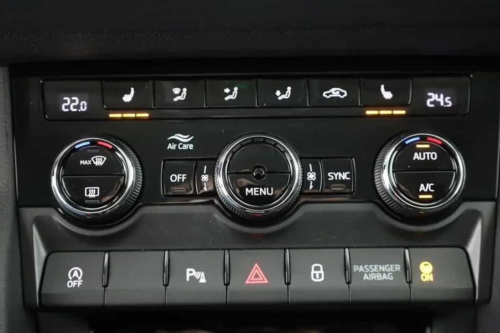 Skoda Karoq 1.5 TSI DSG LED ACC Navi Kamera AHK 02/2026-photo-11
