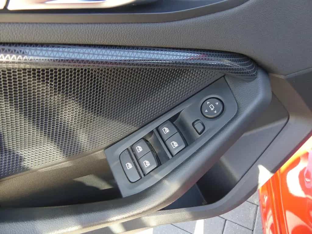 BMW 1 Series 118i LED Virtual Cockpit Sitzheizung Tempomat 12/2019-photo-25