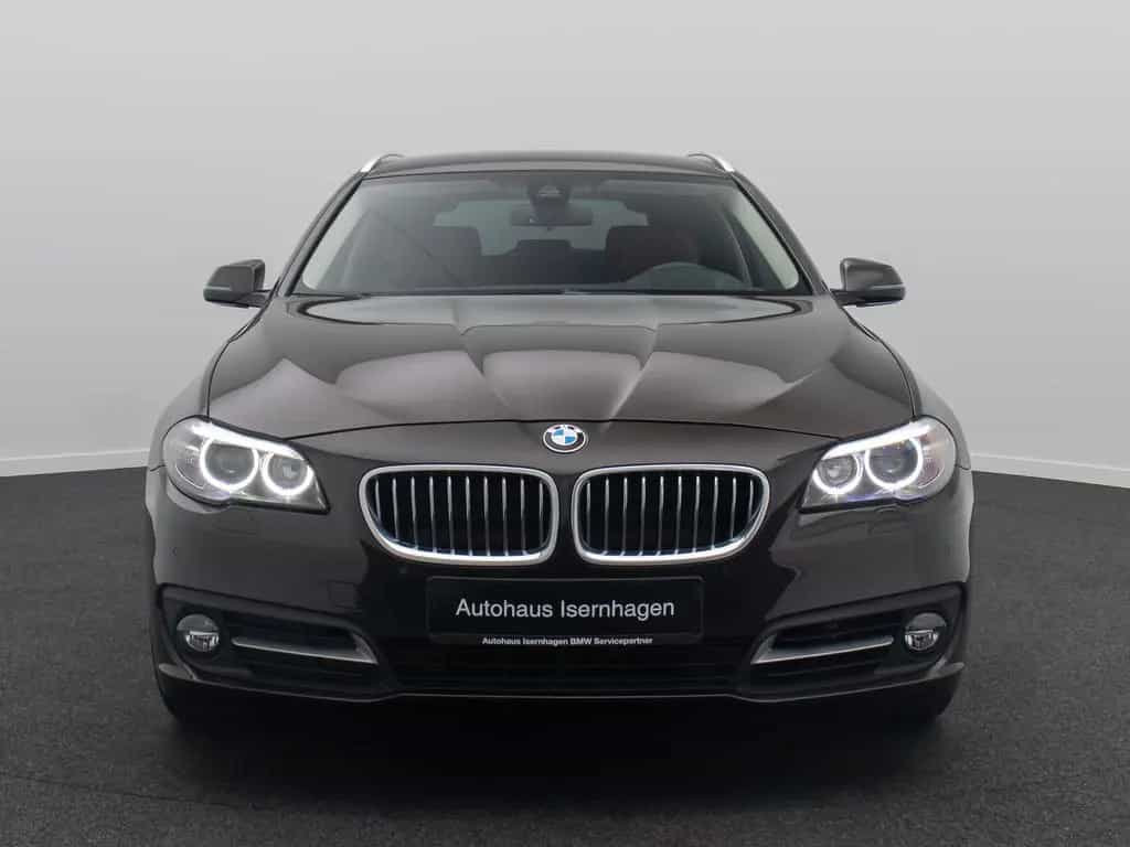 BMW 5 Series 520d HUD Alarm Komfortsitze SoftClose AHK Sport 10/2015-photo-1