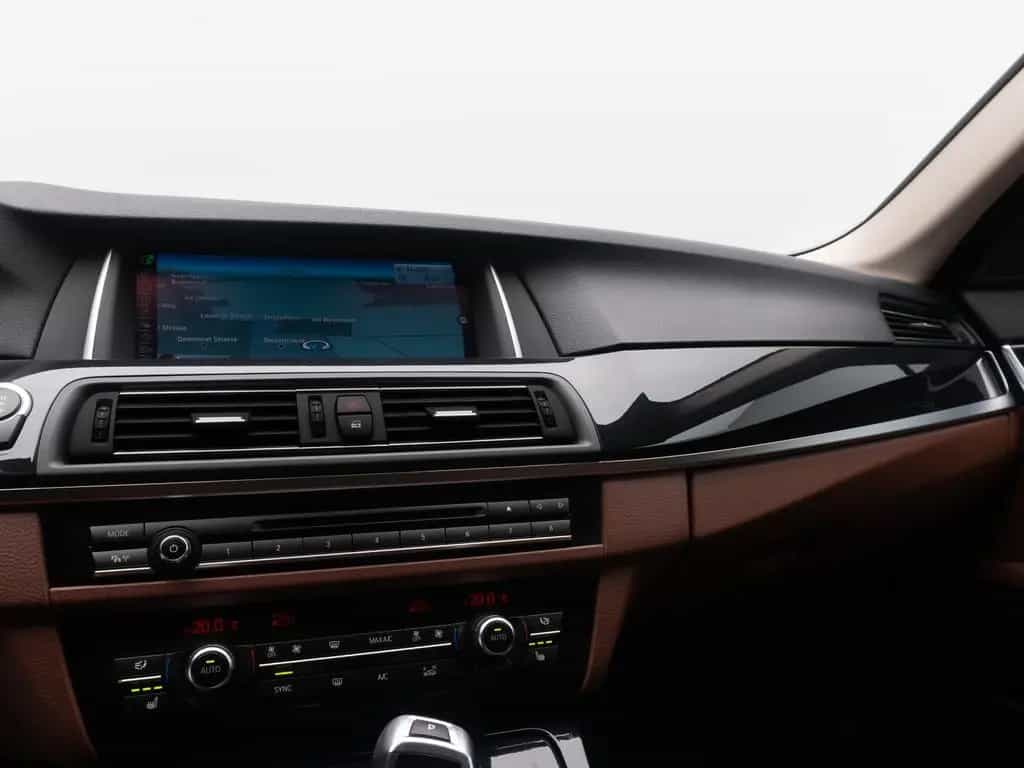 BMW 5 Series 520d HUD Alarm Komfortsitze SoftClose AHK Sport 10/2015-photo-21