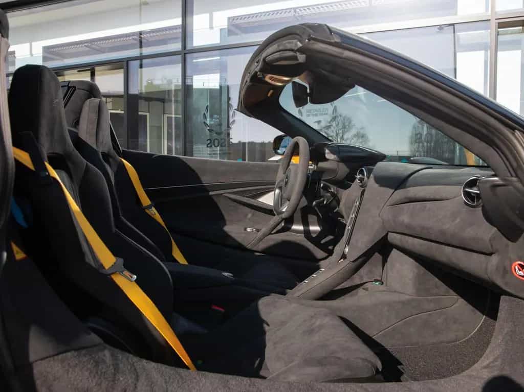 McLaren 750S Spider / Volcano Yellow / Comfort Seats / B&W null-photo-22