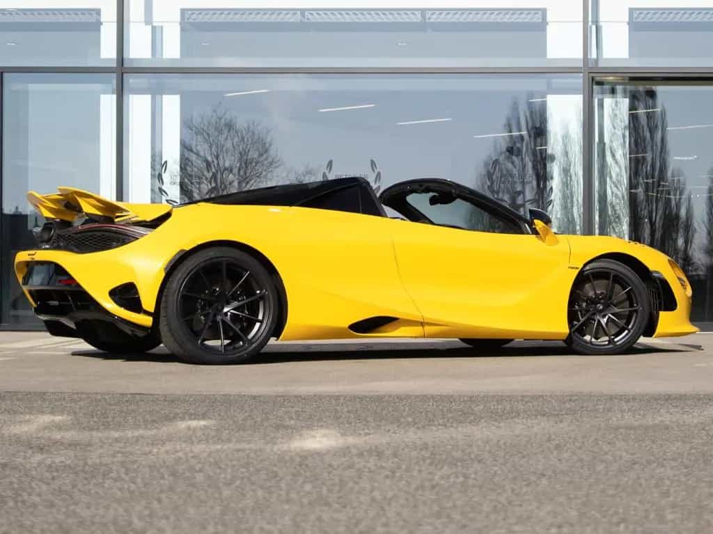 McLaren 750S Spider / Volcano Yellow / Comfort Seats / B&W null-photo-4