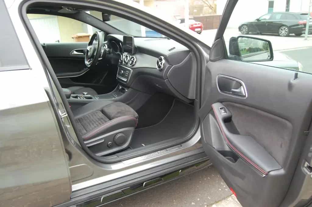 Mercedes-Benz GLA-Class 220 4MATIC DCT - AMG-Line - Pano+AHK 04/2020-photo-11
