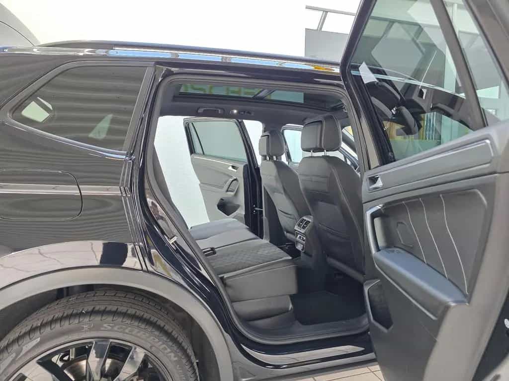 Volkswagen Tiguan Allspace R-Line 4Motion Black Style Pano 12/2022-photo-18