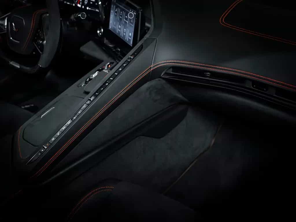 Corvette C8 E-Ray 3LZ Coupe V8 wenig KM 11/2025-photo-24