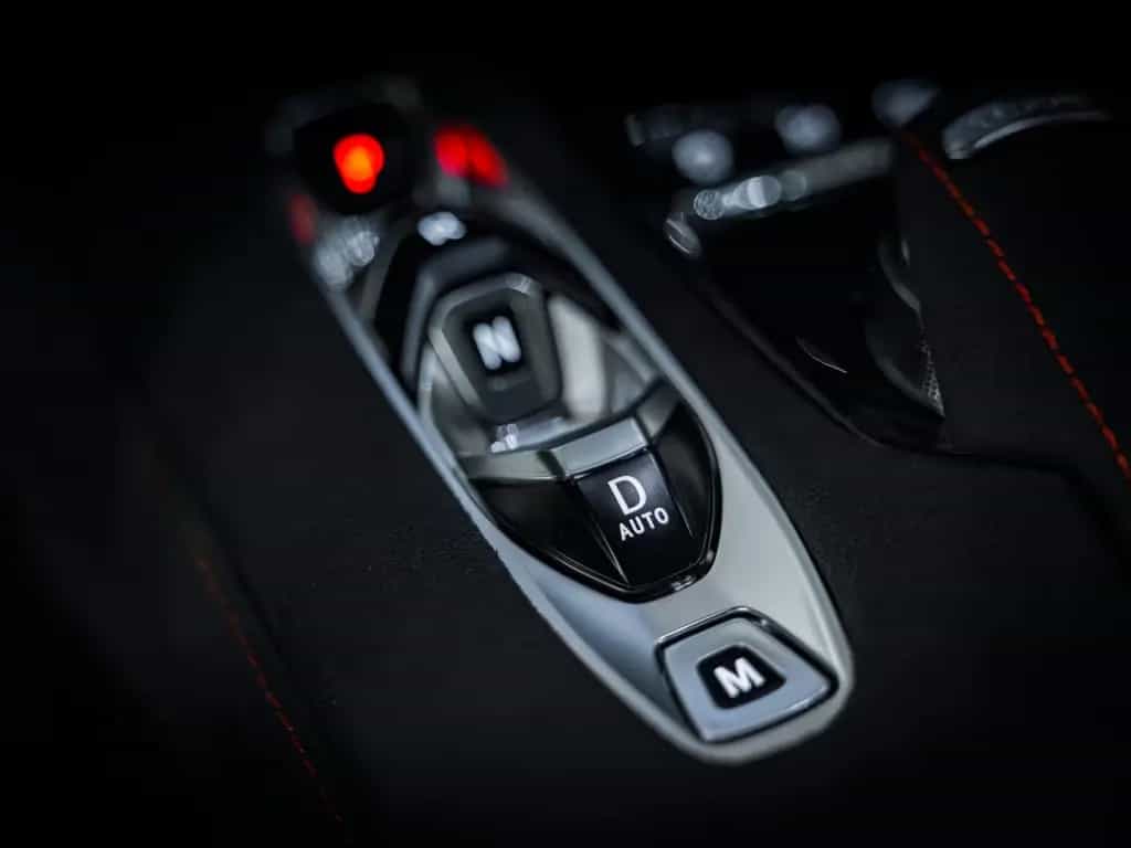 Corvette C8 E-Ray 3LZ Coupe V8 wenig KM 11/2025-photo-36