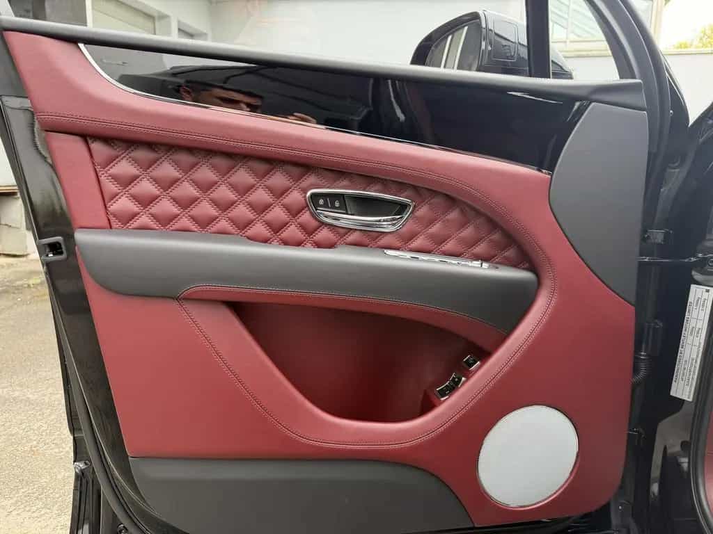 Bentley Bentayga V8 Azure Black Mulliner Carbon Pano HuD 09/2023-photo-10