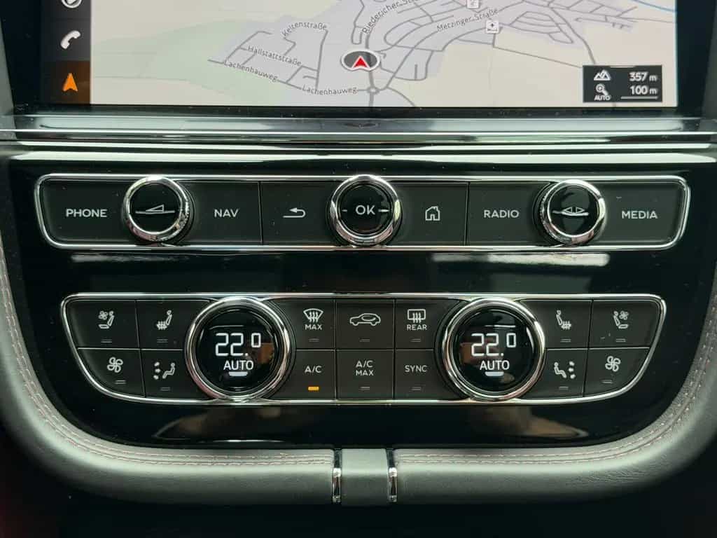 Bentley Bentayga V8 Azure Black Mulliner Carbon Pano HuD 09/2023-photo-20