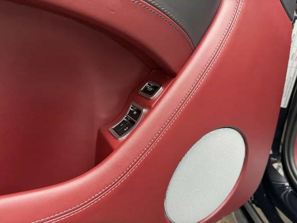 Bentley Bentayga V8 Azure Black Mulliner Carbon Pano HuD 09/2023-photo-32