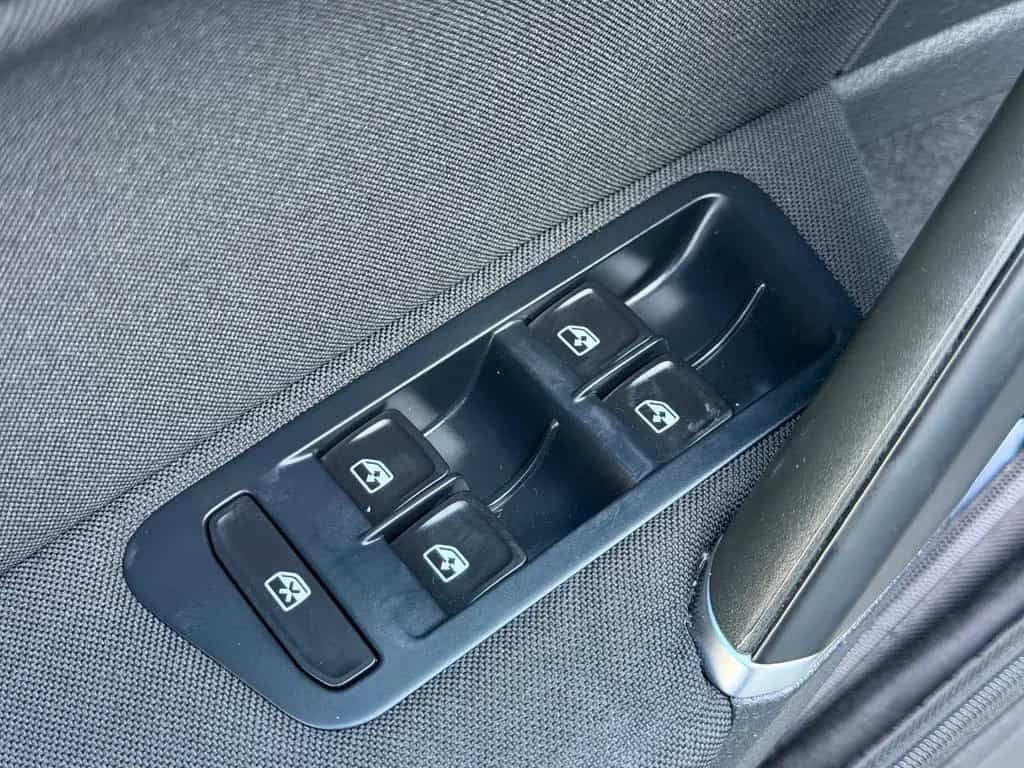 Volkswagen Golf VII Lim. Lounge BMT PDC Sitzheizung Alu 10/2015-photo-18