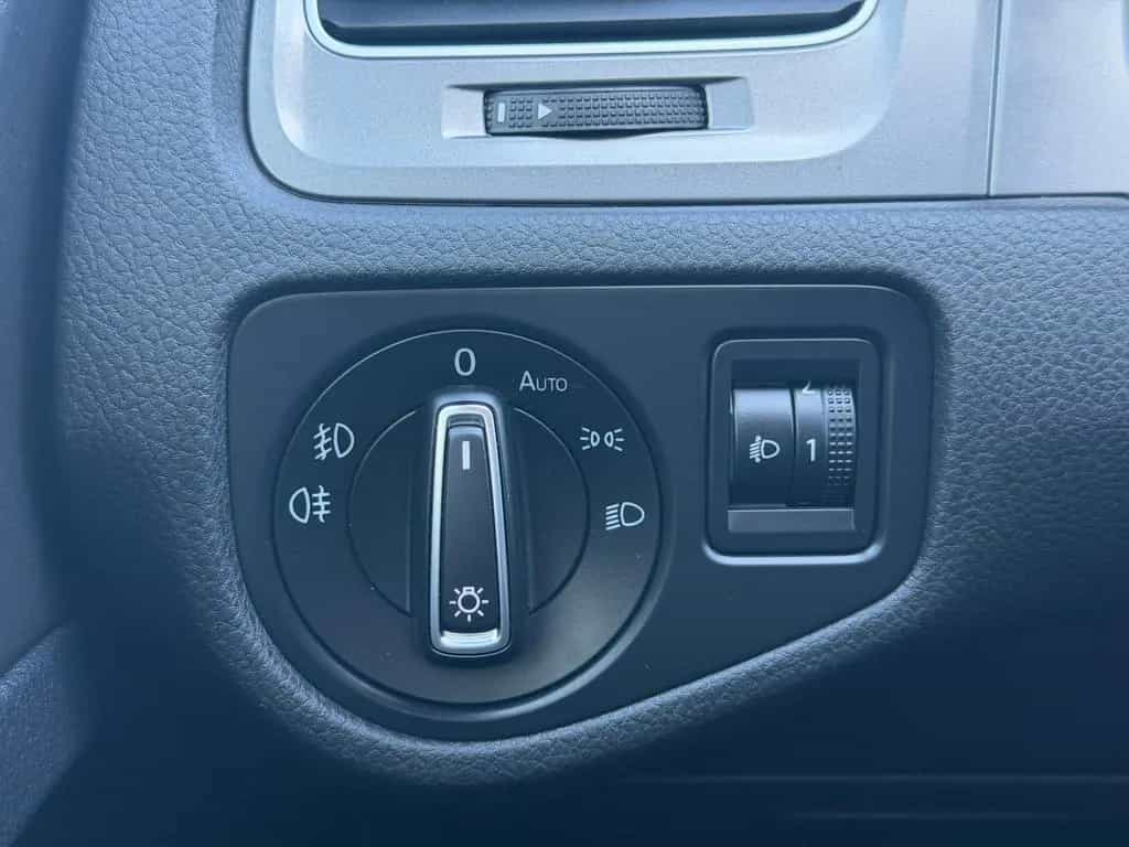 Volkswagen Golf VII Lim. Lounge BMT PDC Sitzheizung Alu 10/2015-photo-35