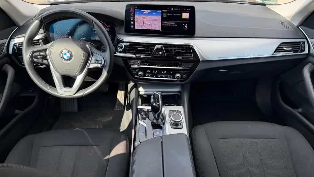 BMW 5 Series 520d Touring KAMERA*AHK*4ZONEN*DRIVINGASSISTANT* 02/2022-photo-11