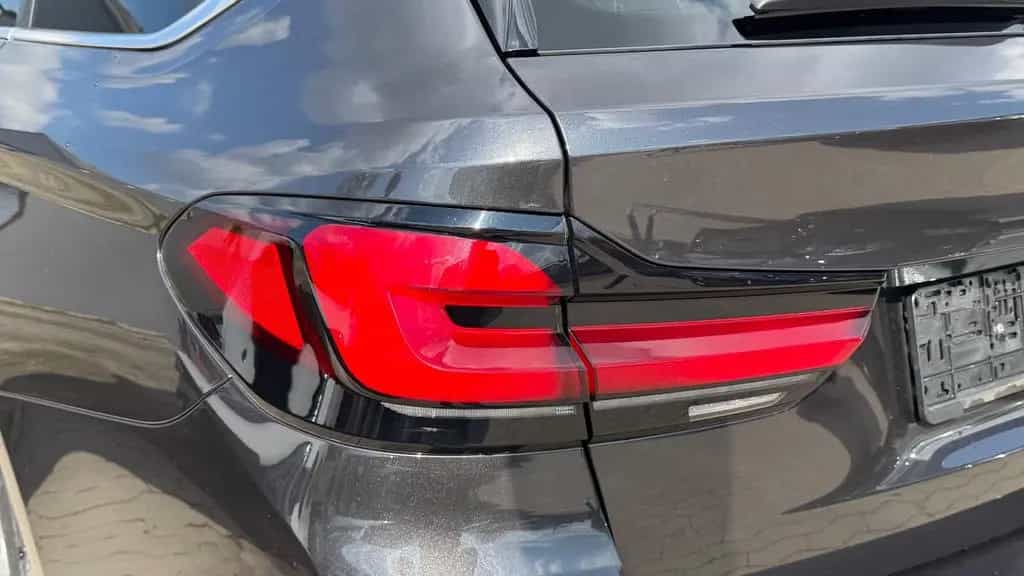 BMW 5 Series 520d Touring KAMERA*AHK*4ZONEN*DRIVINGASSISTANT* 02/2022-photo-6