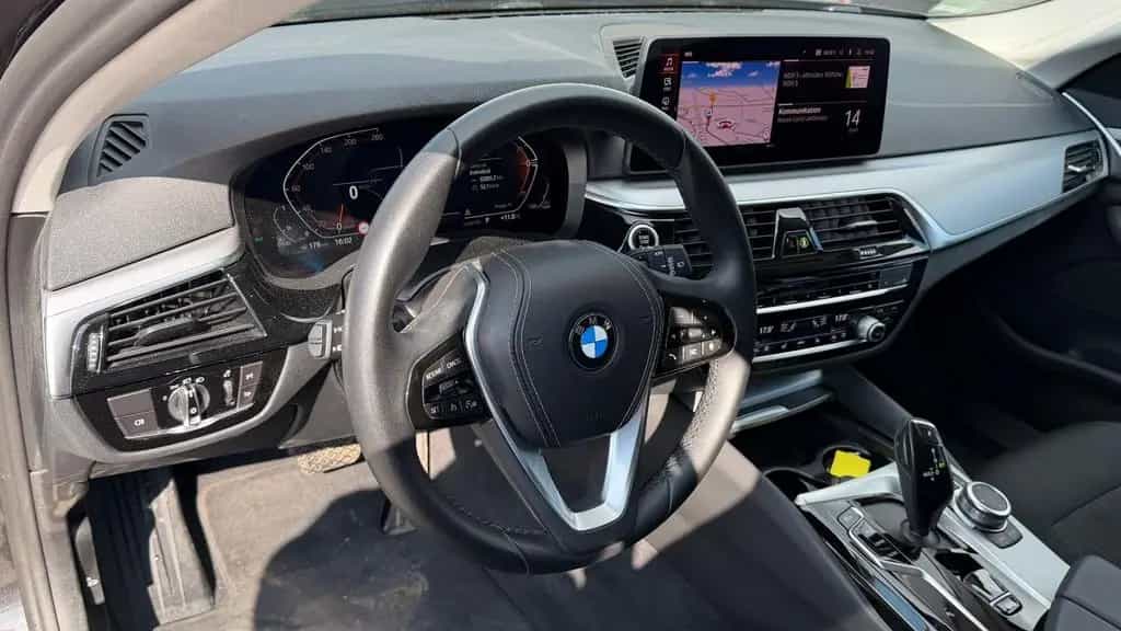 BMW 5 Series 520d Touring KAMERA*AHK*4ZONEN*DRIVINGASSISTANT* 02/2022-photo-7