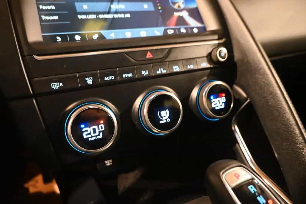 Jaguar E-Pace 2.0 T P200 AWD / CAMERA / CARPLAY !! 05/2019-photo-15
