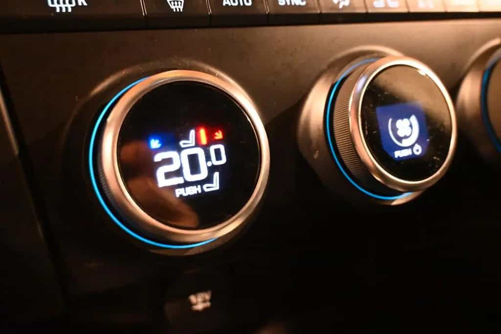 Jaguar E-Pace 2.0 T P200 AWD / CAMERA / CARPLAY !! 05/2019-photo-16