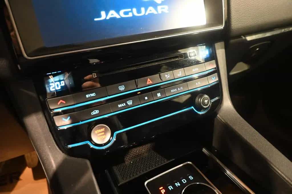 Jaguar F-Pace PRESTIGE 2.0D / PANO / CAMERA / FULL !! 10/2016-photo-16