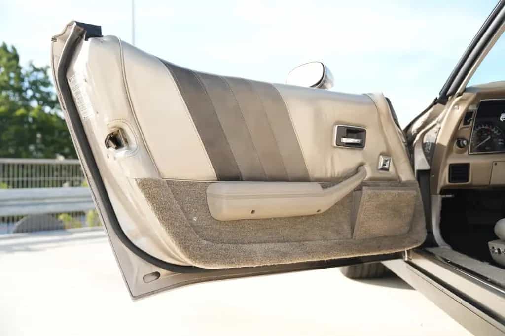 Corvette C3 Time Capsule - Low Mileage Survivor - TOP! 08/1982-photo-11