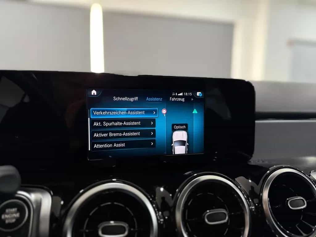 Mercedes-Benz GLB 200 d 8G PANORAMA*AHK*CARPLAY*NAVI*8xBEREIFT 04/2022-photo-32