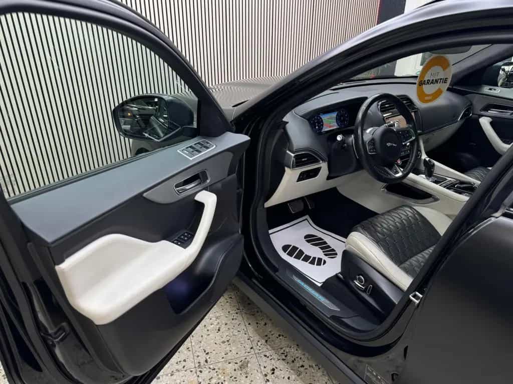 Jaguar F-Pace SVR AWD 5.0 V8 / Pano / HUD / ACC / 360° 12/2019-photo-16