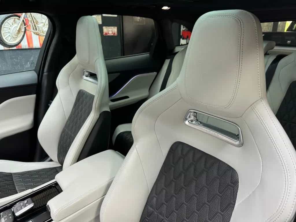 Jaguar F-Pace SVR AWD 5.0 V8 / Pano / HUD / ACC / 360° 12/2019-photo-20