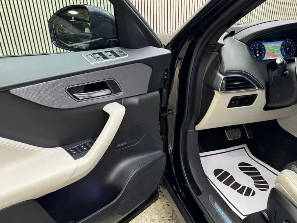 Jaguar F-Pace SVR AWD 5.0 V8 / Pano / HUD / ACC / 360° 12/2019-photo-21