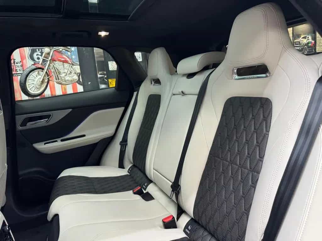 Jaguar F-Pace SVR AWD 5.0 V8 / Pano / HUD / ACC / 360° 12/2019-photo-25