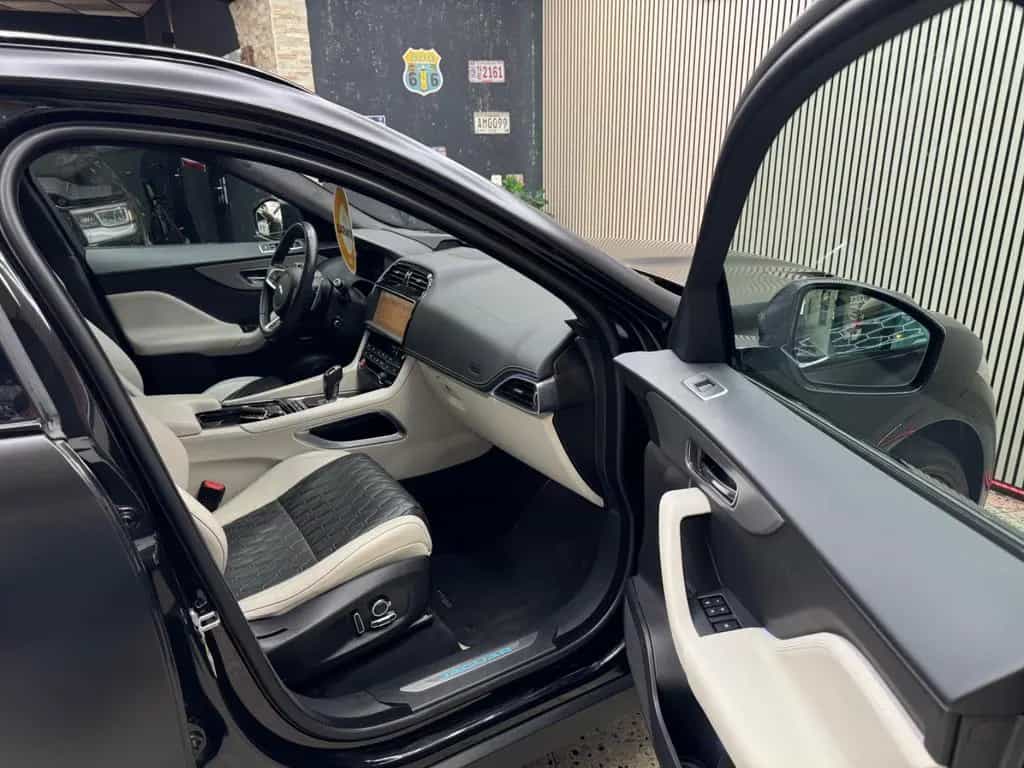 Jaguar F-Pace SVR AWD 5.0 V8 / Pano / HUD / ACC / 360° 12/2019-photo-29