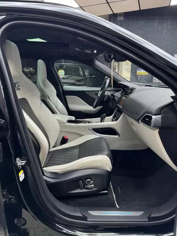 Jaguar F-Pace SVR AWD 5.0 V8 / Pano / HUD / ACC / 360° 12/2019-photo-31