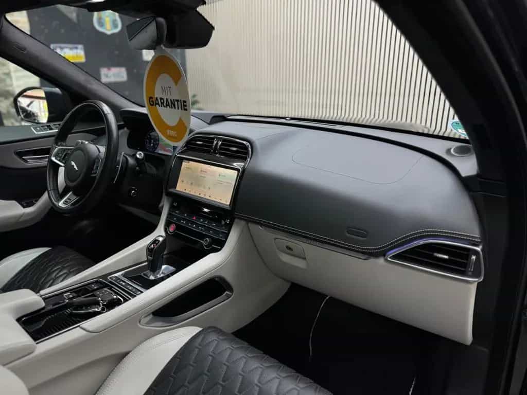 Jaguar F-Pace SVR AWD 5.0 V8 / Pano / HUD / ACC / 360° 12/2019-photo-32