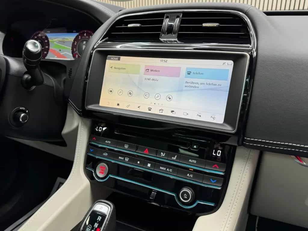 Jaguar F-Pace SVR AWD 5.0 V8 / Pano / HUD / ACC / 360° 12/2019-photo-36