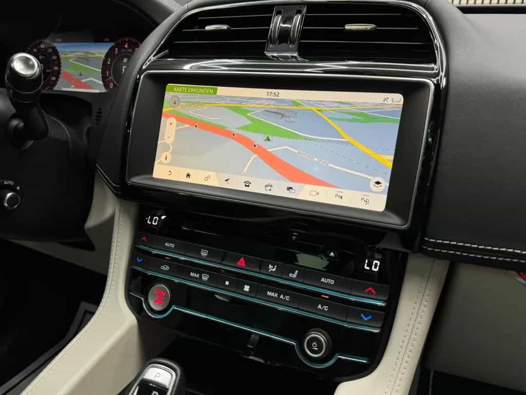 Jaguar F-Pace SVR AWD 5.0 V8 / Pano / HUD / ACC / 360° 12/2019-photo-37