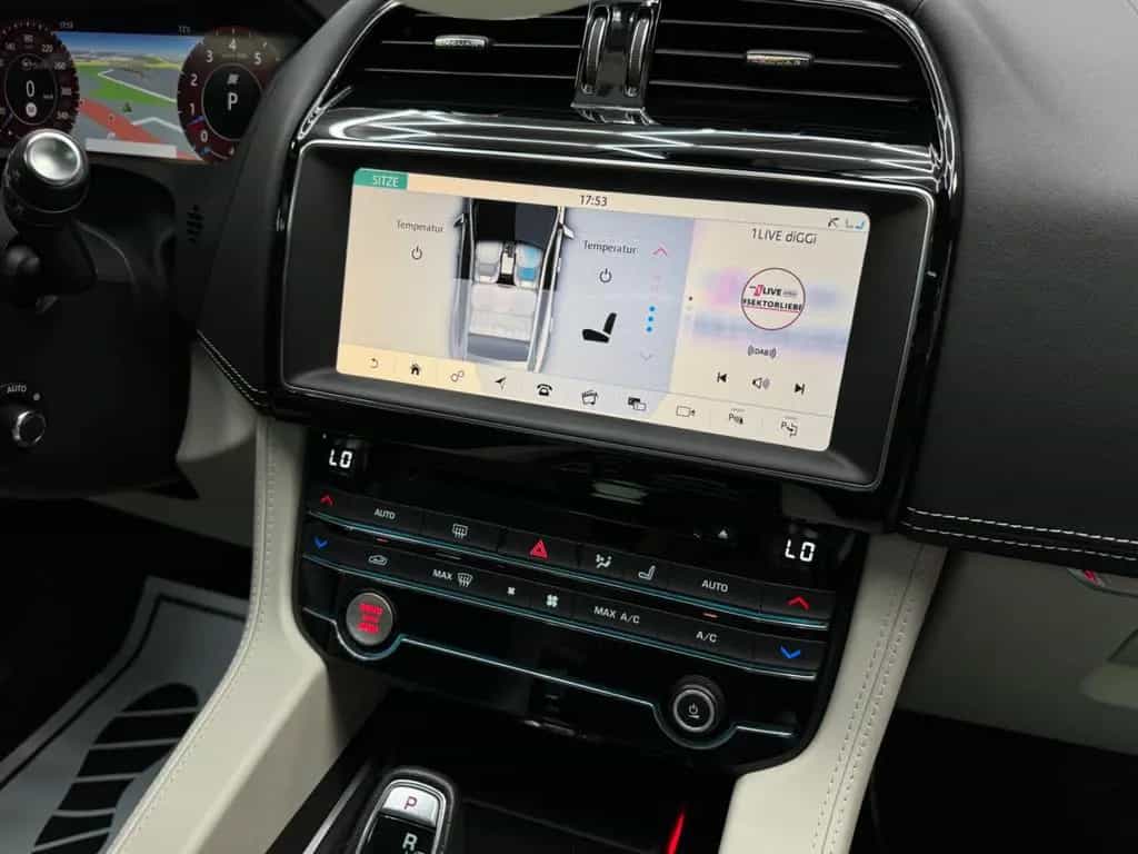 Jaguar F-Pace SVR AWD 5.0 V8 / Pano / HUD / ACC / 360° 12/2019-photo-40