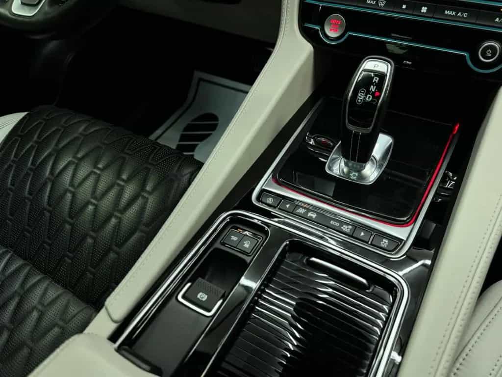 Jaguar F-Pace SVR AWD 5.0 V8 / Pano / HUD / ACC / 360° 12/2019-photo-41