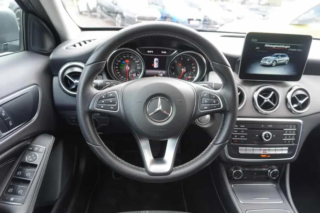 Mercedes-Benz GLA-Class 180 Urban LED Navi Tempomat AHK Keyless-Go 01/2018-photo-12