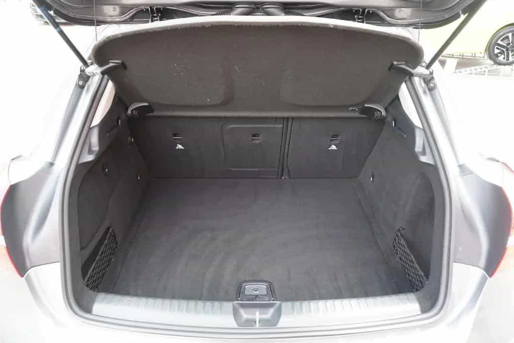 Mercedes-Benz GLA-Class 180 Urban LED Navi Tempomat AHK Keyless-Go 01/2018-photo-30