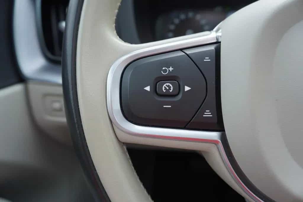 Volvo XC60 B5 AWD Momentum Pro Panorama Navi LED PDC 01/2020-photo-19