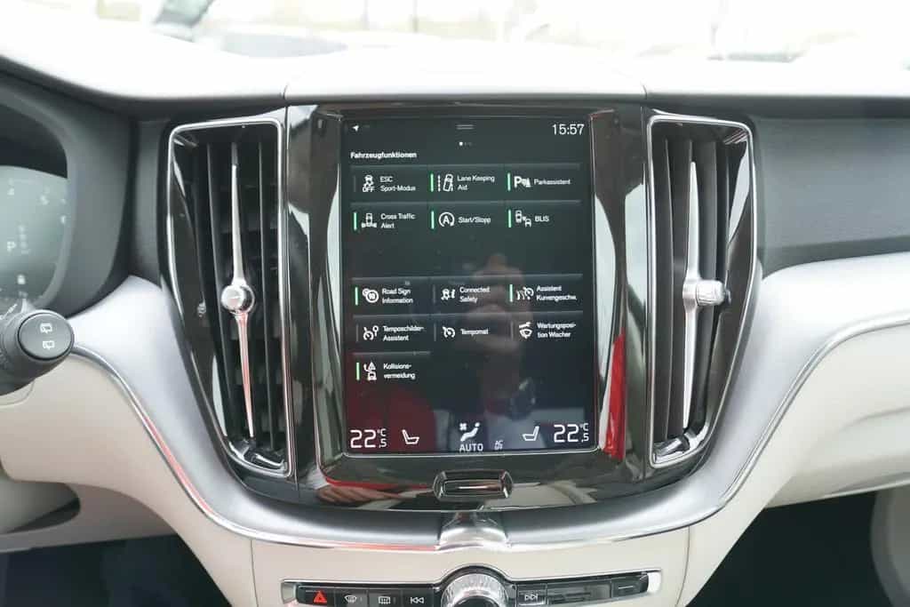 Volvo XC60 B5 AWD Momentum Pro Panorama Navi LED PDC 01/2020-photo-24