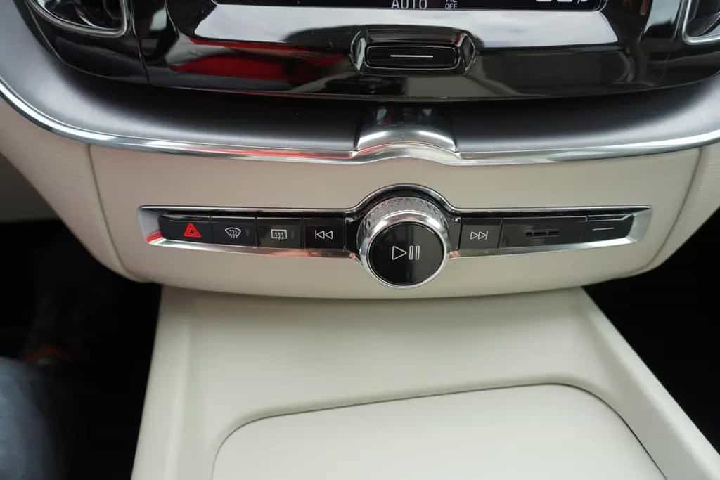 Volvo XC60 B5 AWD Momentum Pro Panorama Navi LED PDC 01/2020-photo-26