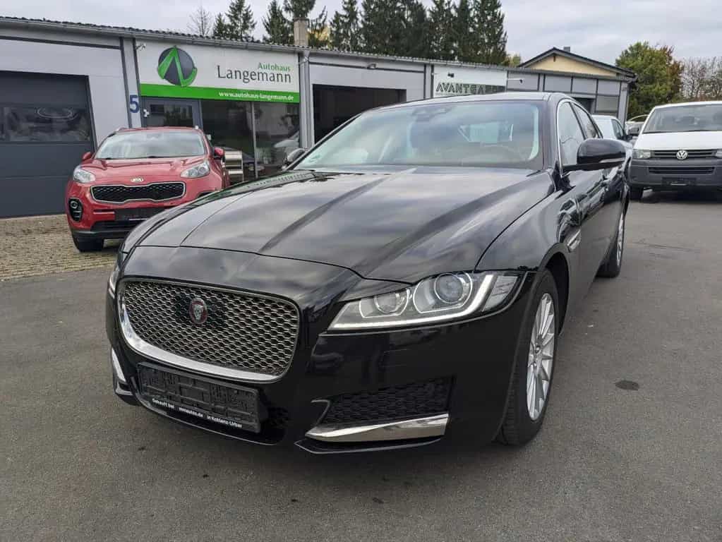 Jaguar XF Prestige Lim. 2.0 NAVI XENON LEDER 02/2017-photo-1