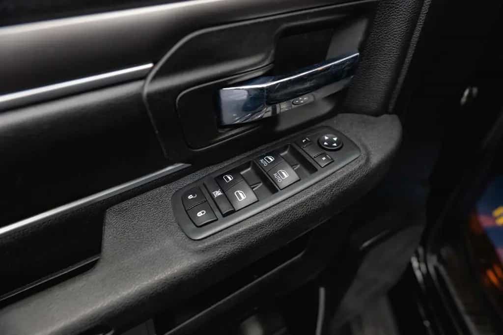 Dodge RAM 5.7 V8 HEMI 4x4 OFFROAD Night-Paket LONG 19% 07/2021-photo-17