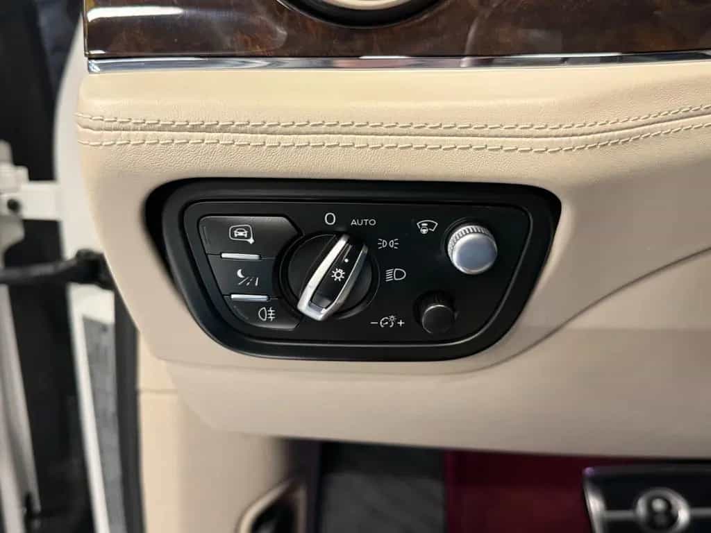 Bentley Bentayga 4.0 V8 Mulliner First Edition DUO-TONE 02/2022-photo-22