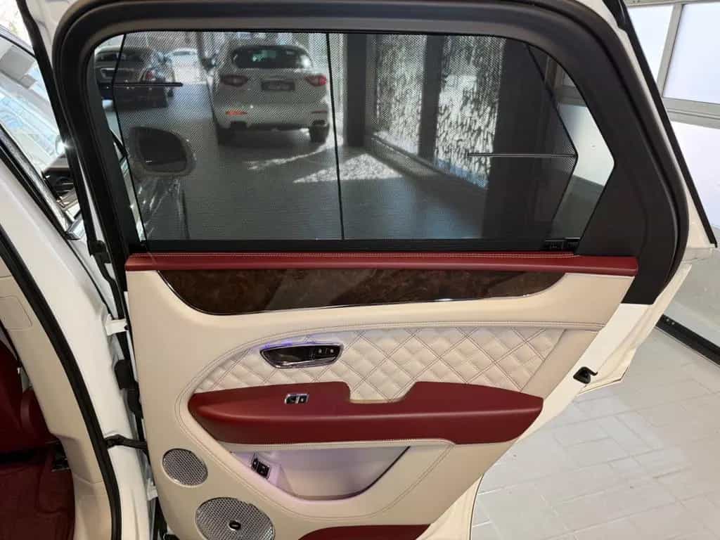 Bentley Bentayga 4.0 V8 Mulliner First Edition DUO-TONE 02/2022-photo-28