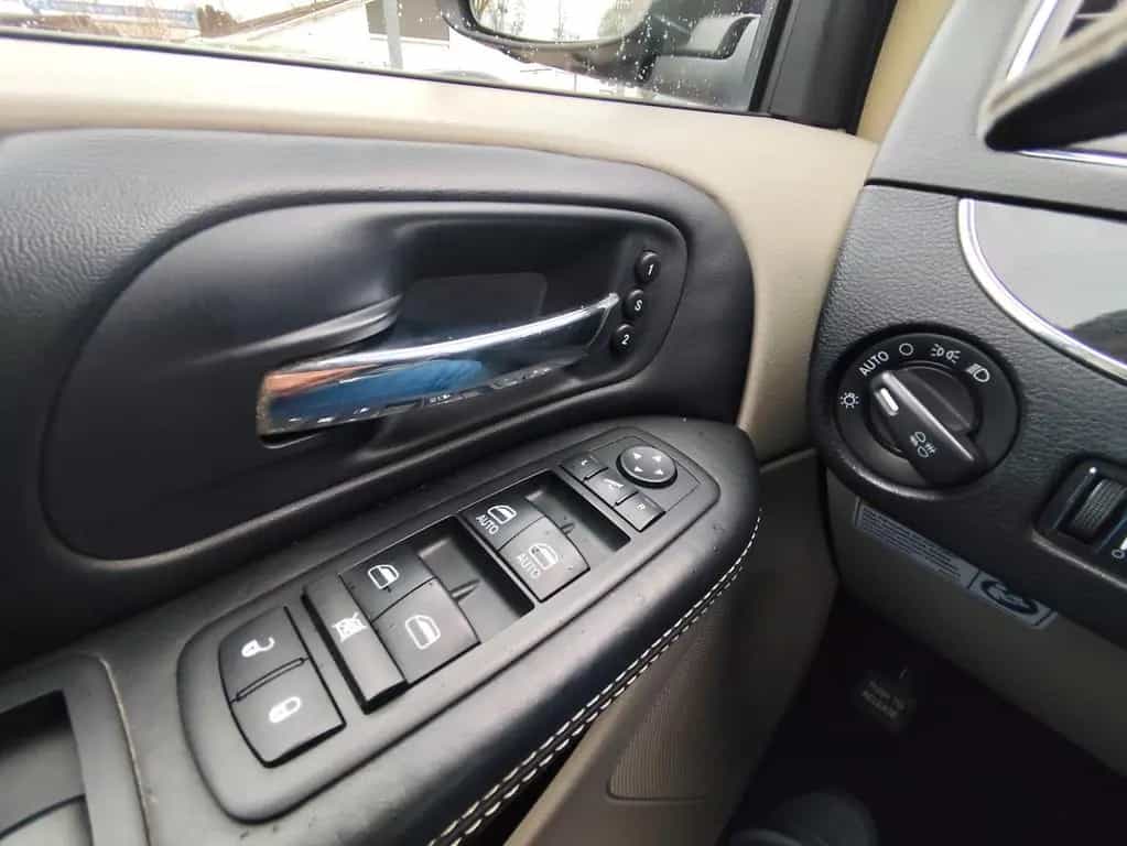 Lancia Voyager 2,8 CRDI Platinum Automatik 7 Sitzer 06/2013-photo-24