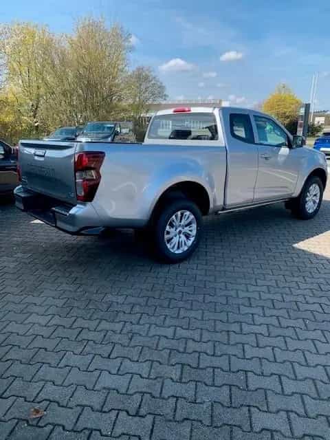 Isuzu D-Max Space Cab 4WD LS Autom. AHK Allwetterreife null-photo-1