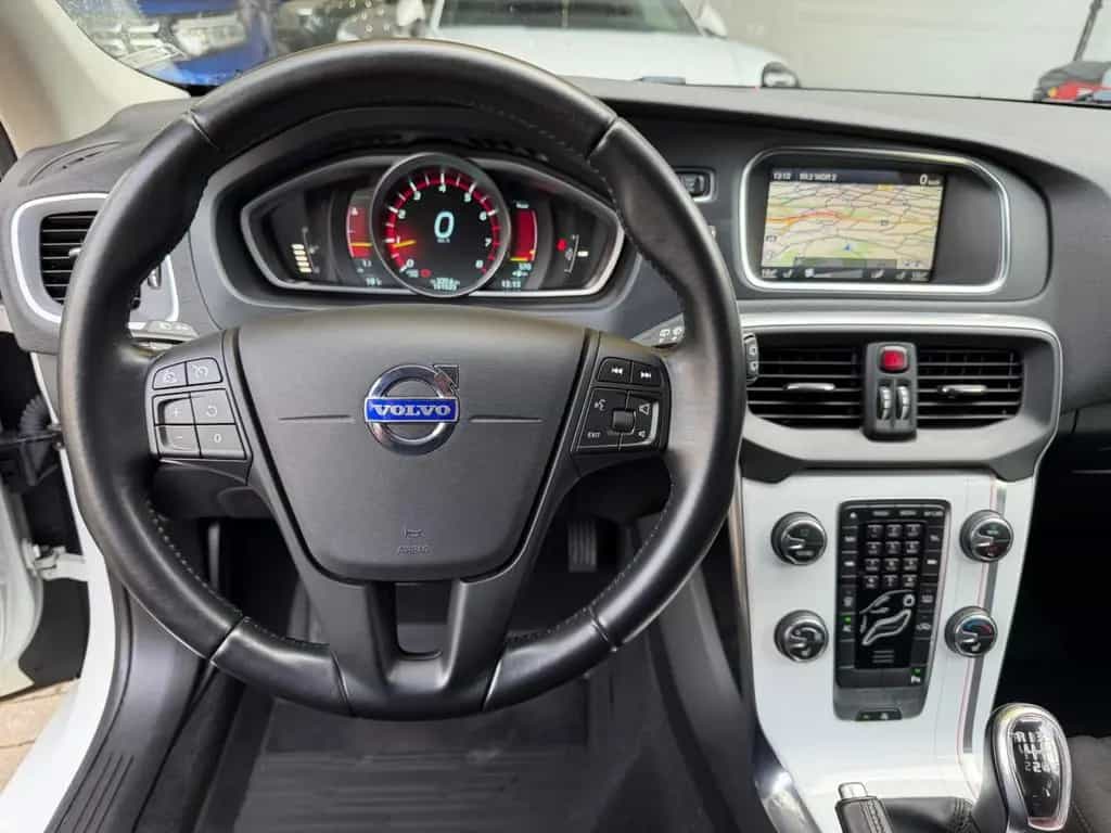 Volvo V40 T2 1.6 Bi-Xenon Navi Keyless Tempomat SHZ 03/2014-photo-19