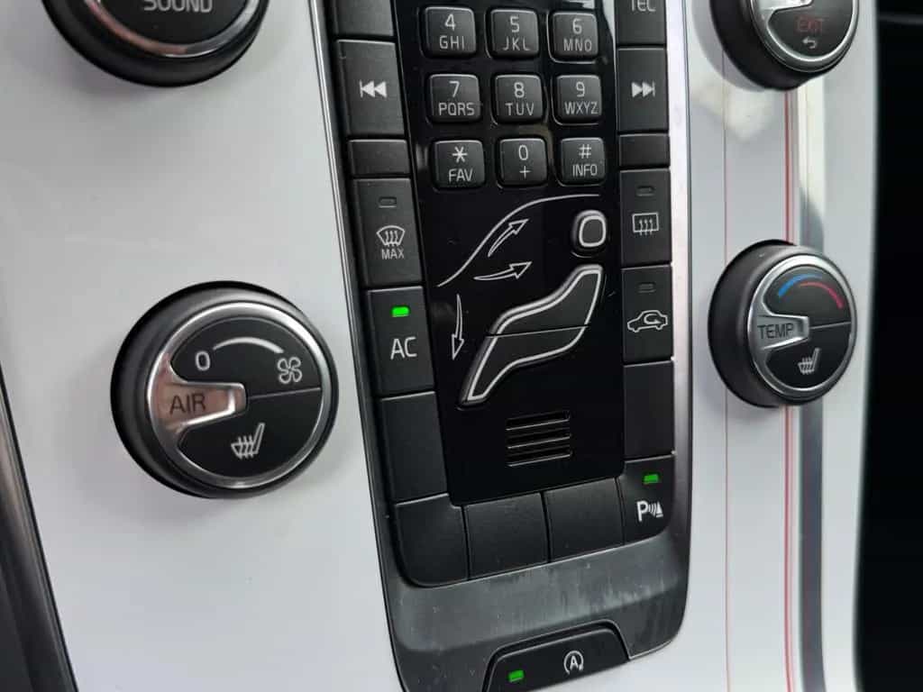Volvo V40 T2 1.6 Bi-Xenon Navi Keyless Tempomat SHZ 03/2014-photo-32