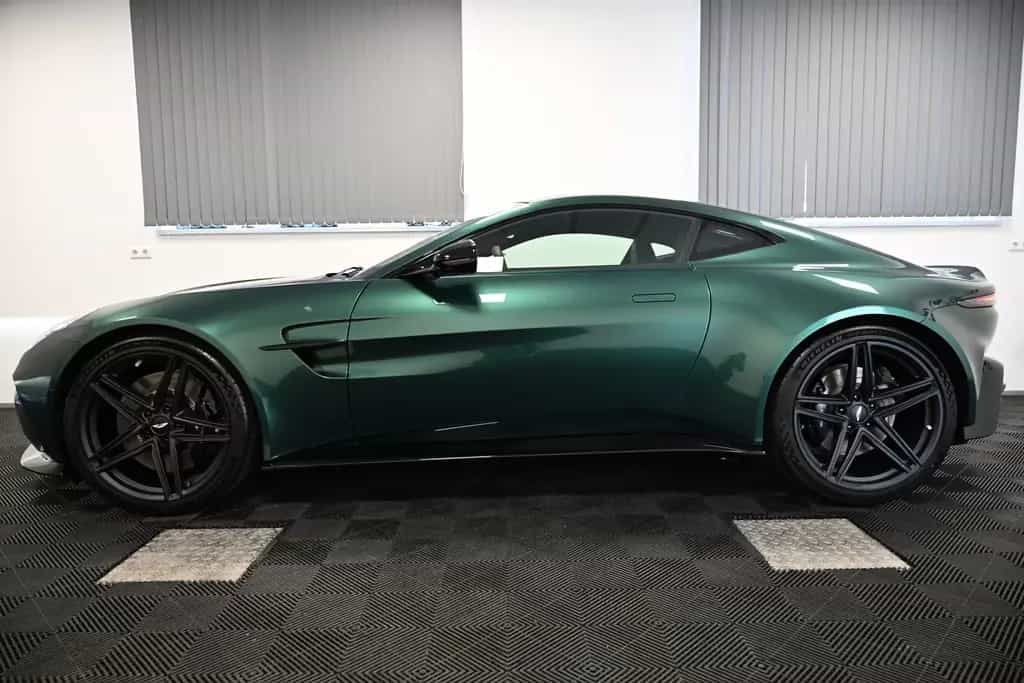 Aston Martin V8 Vantage Coupe / Malachite Green / Carbon 03/2026-photo-11