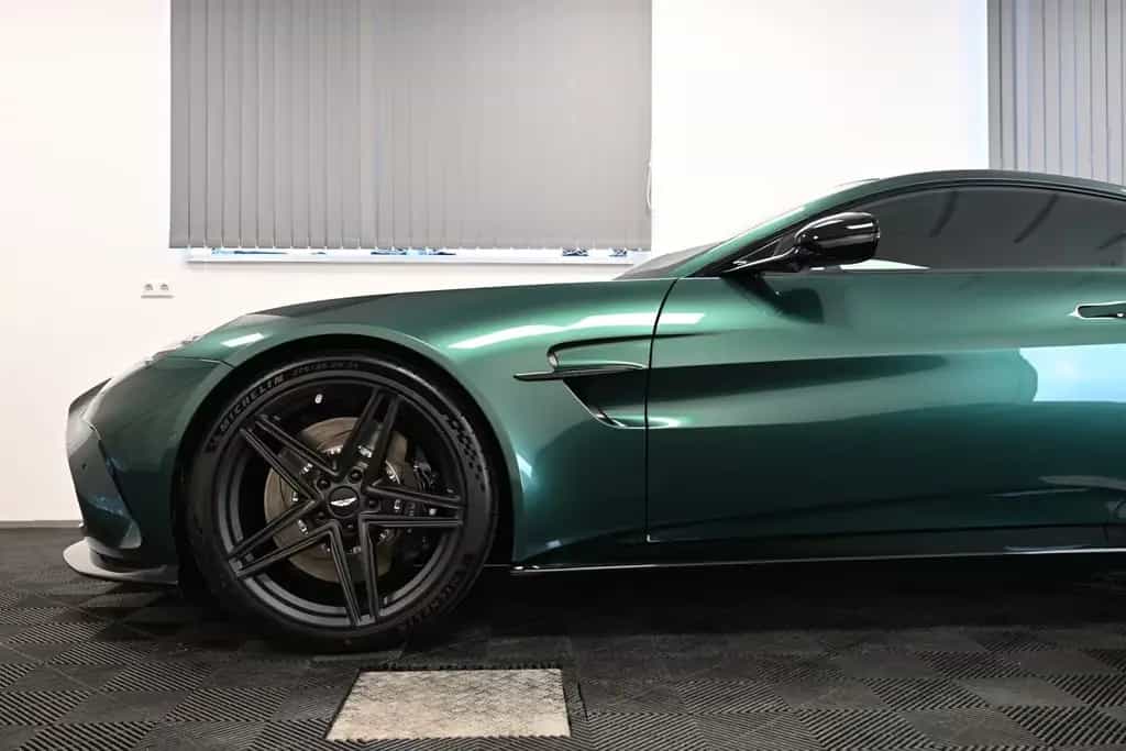 Aston Martin V8 Vantage Coupe / Malachite Green / Carbon 03/2026-photo-12