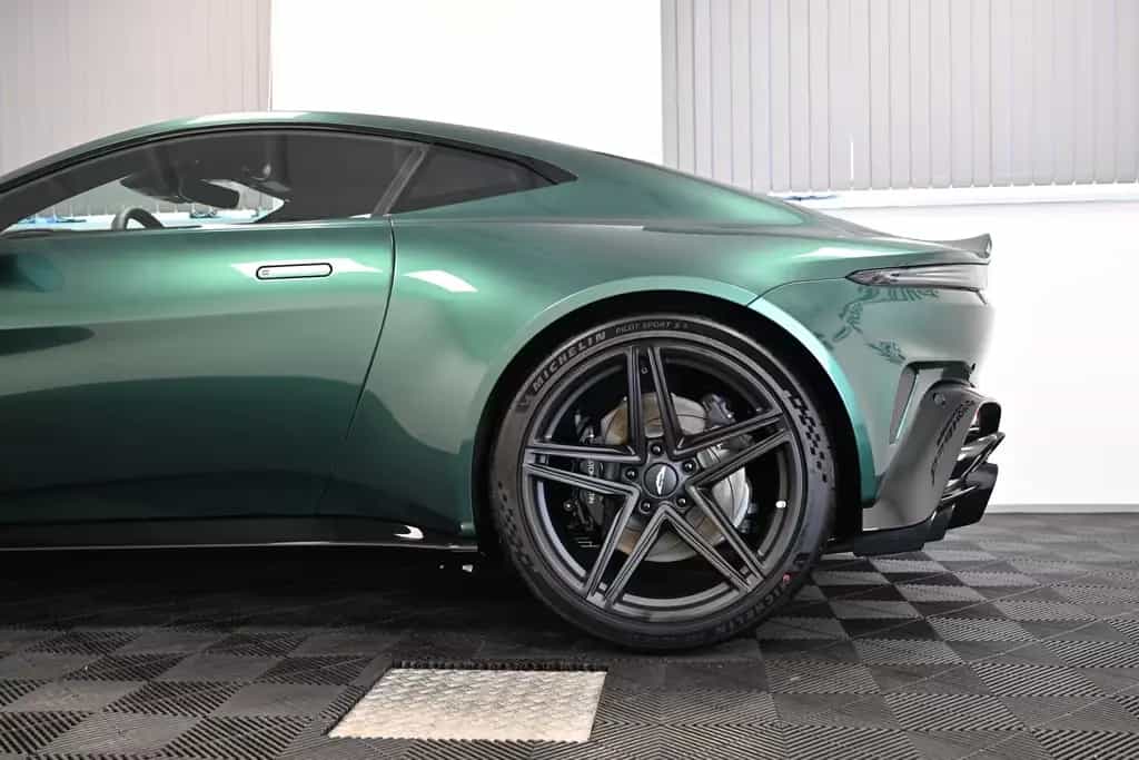 Aston Martin V8 Vantage Coupe / Malachite Green / Carbon 03/2026-photo-13
